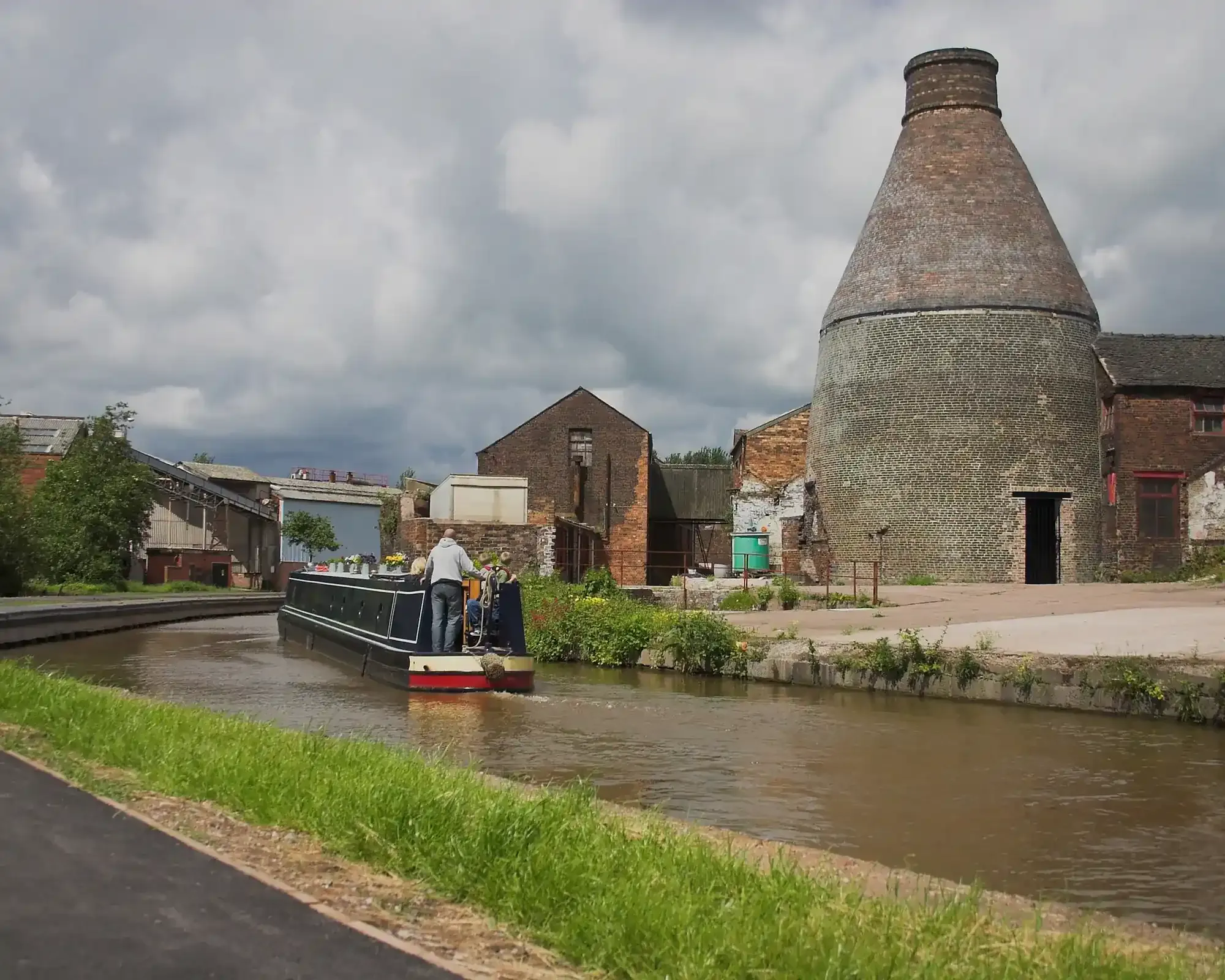 A traditional pottery bottle kiln alongside the Trent and Mersey Canal in Stoke-on-Trent, home to our conveyancing solicitors